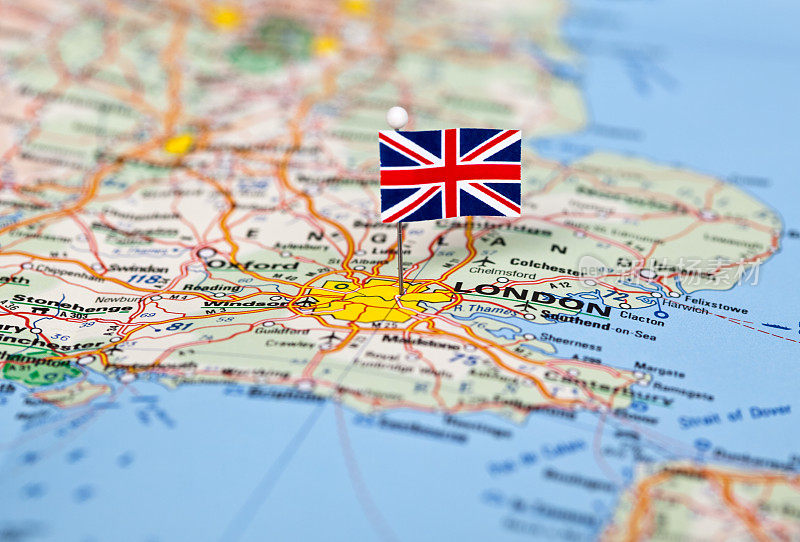 在地图上标记伦敦的旗帜图钉-选择的焦点。