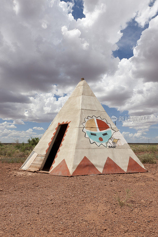 沙漠中的印第安人帐篷，戏剧性的天空，66号公路