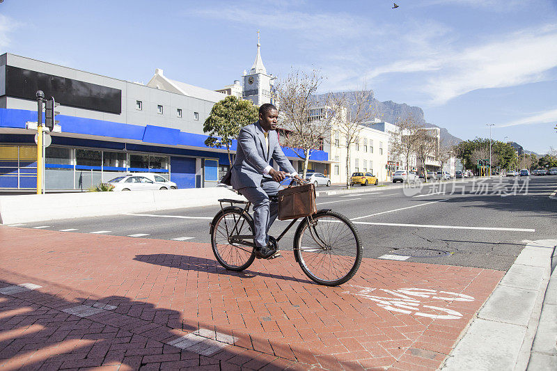 一个非洲商人骑着自行车正在过马路