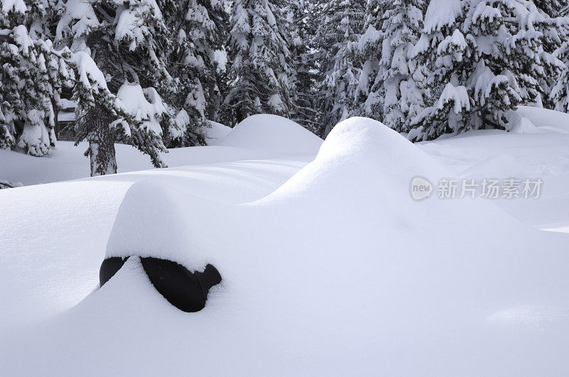 最近一场暴风雪后，白雪覆盖了雪地摩托