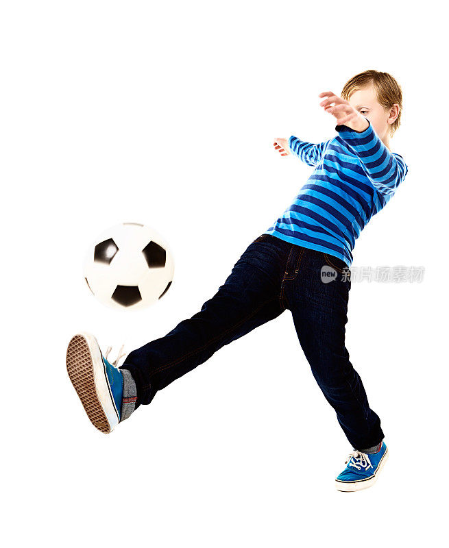盯着球，年轻的足球运动员在练习他的步法