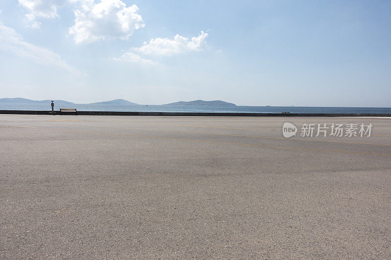 海滨背景的沥青地面空间