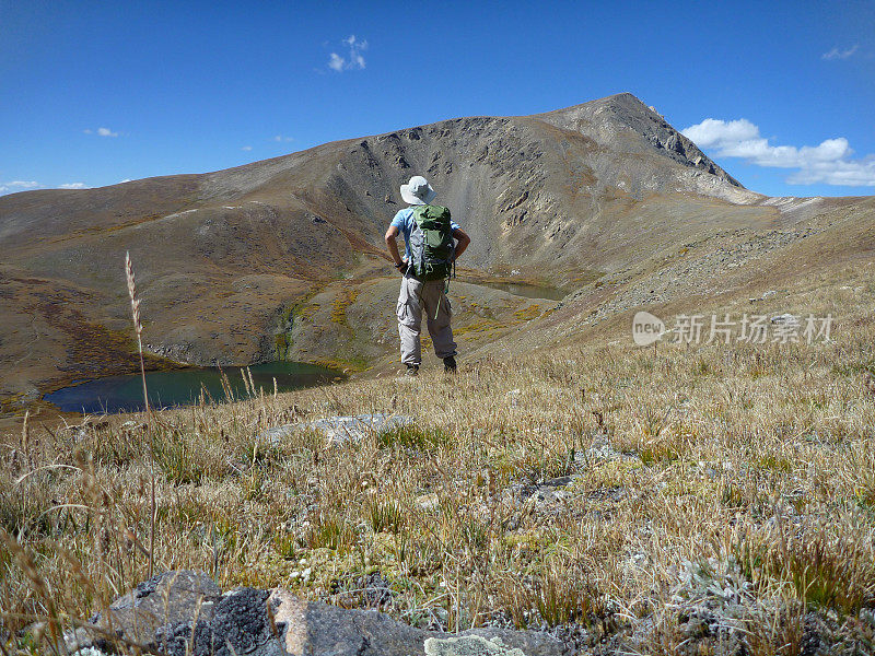 徒步旅行者攀登科罗拉多广场顶山