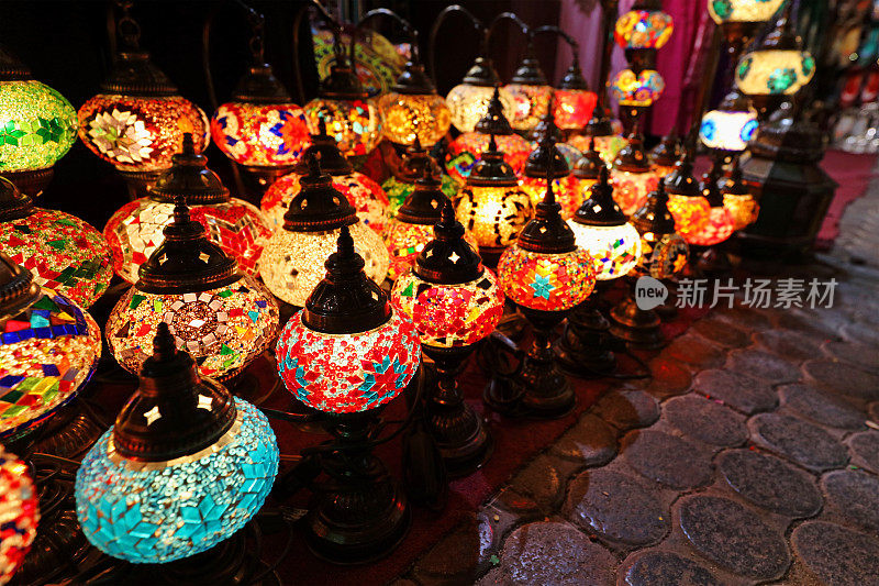 迪拜香料市场出售五颜六色的东方灯具