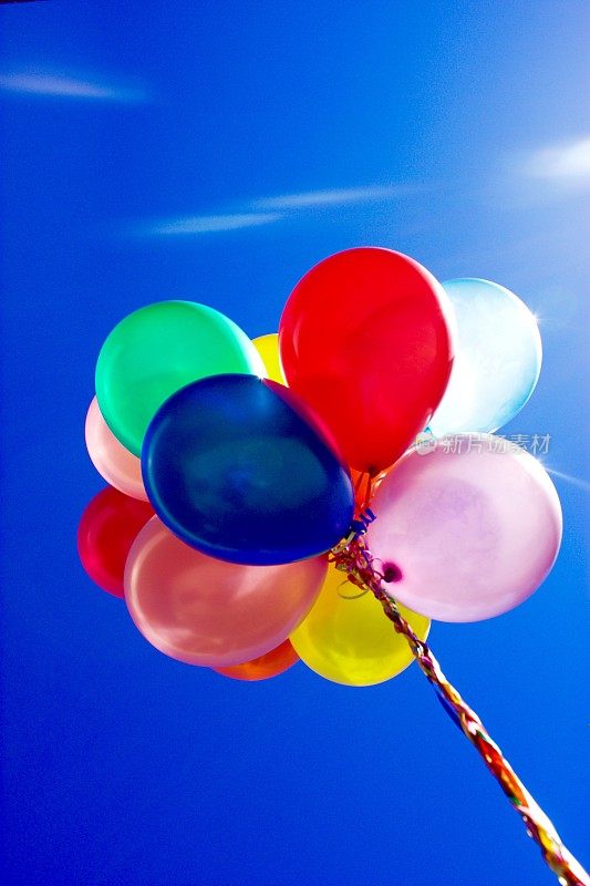 彩色的氦气球漂浮在天空中