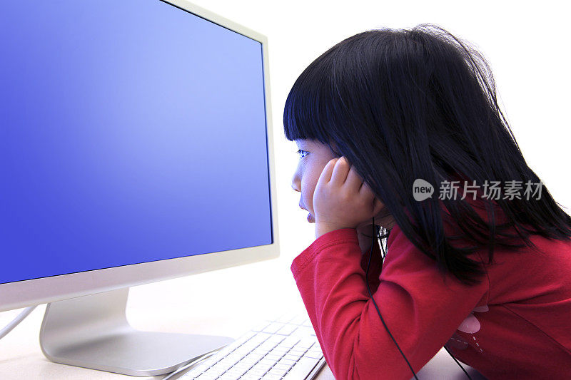 盯着电脑屏幕的小女孩