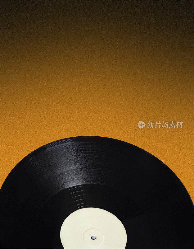 彩色的复古唱片与明亮的橙色背景
