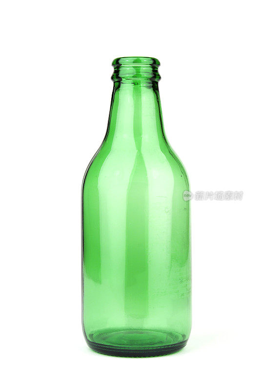 白色背景上简单的绿色啤酒瓶