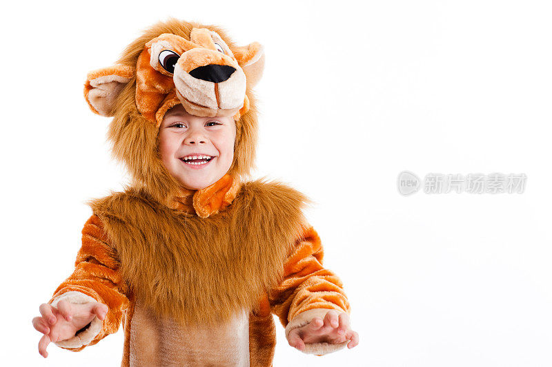 可爱的孩子穿着狮子的服装