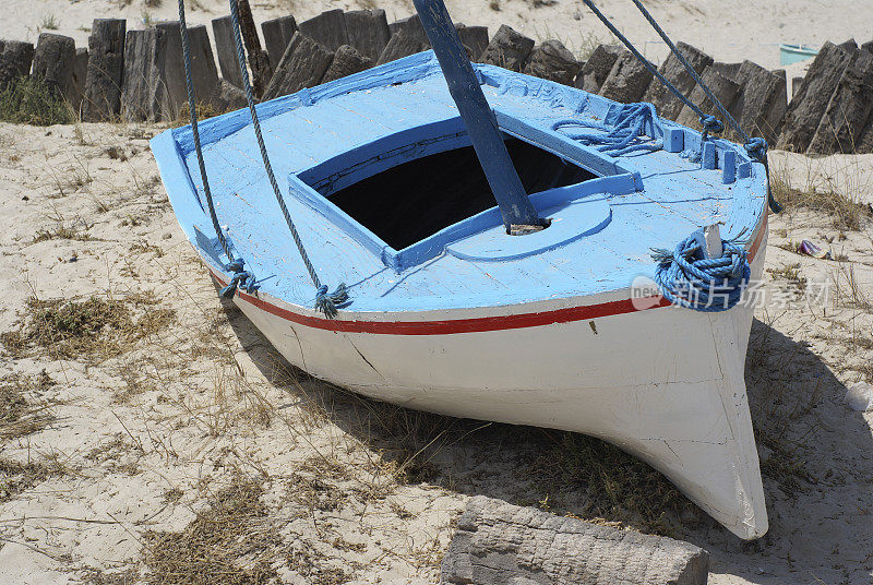 杰尔巴海滩上的一艘旧蓝船