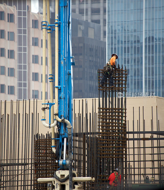 高层建筑上的建筑工人