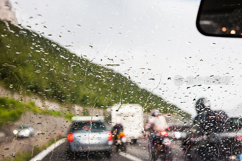 雨天开车