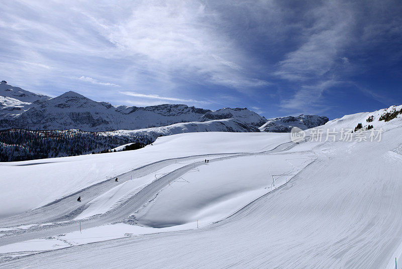 欧洲阿尔卑斯山滑雪道的鸟瞰图