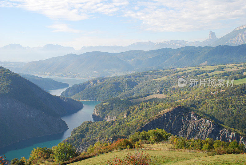 蒙特纳德湖和针山