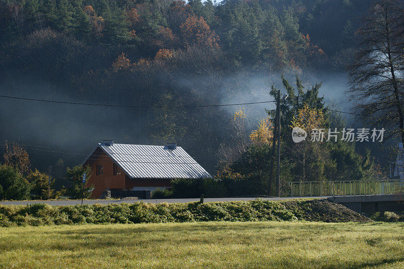 雾中的山谷