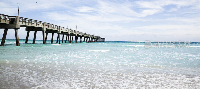 佛罗里达州迈阿密达尼亚堡海滩上的长码头