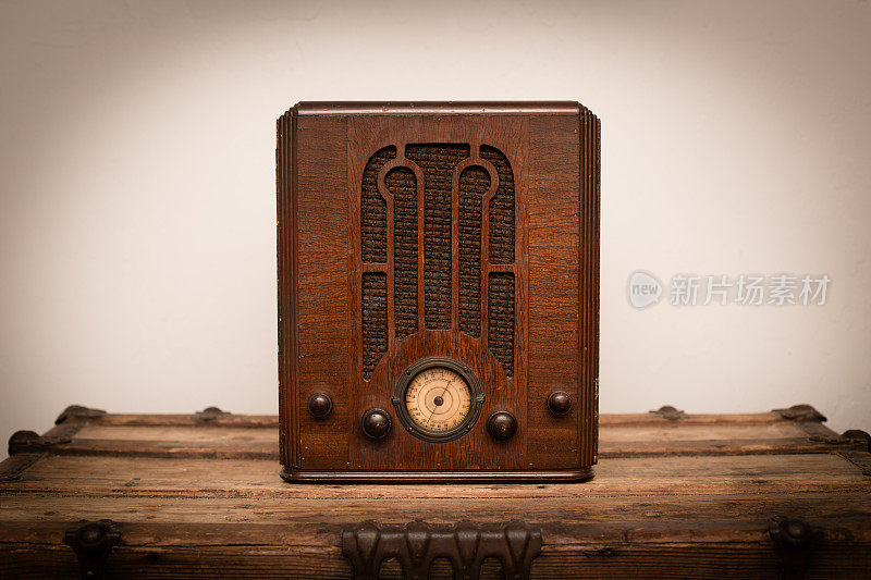 20世纪30年代的装饰派艺术电子管收音机坐在木头树干上