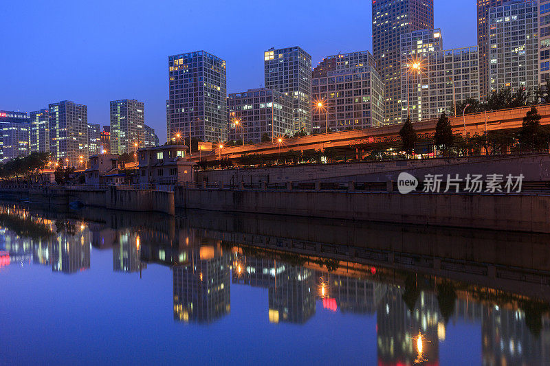 北京现代建筑在一个晴朗的日子