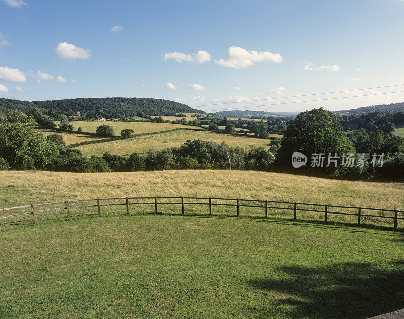 田园般的夏日科茨沃尔德乡村景观