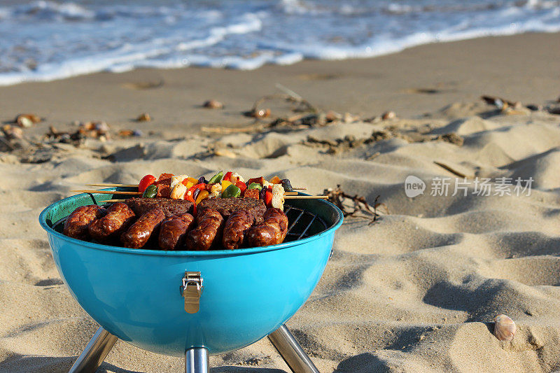 海滩烧烤，海边烧烤，香肠，汉堡，烤肉串