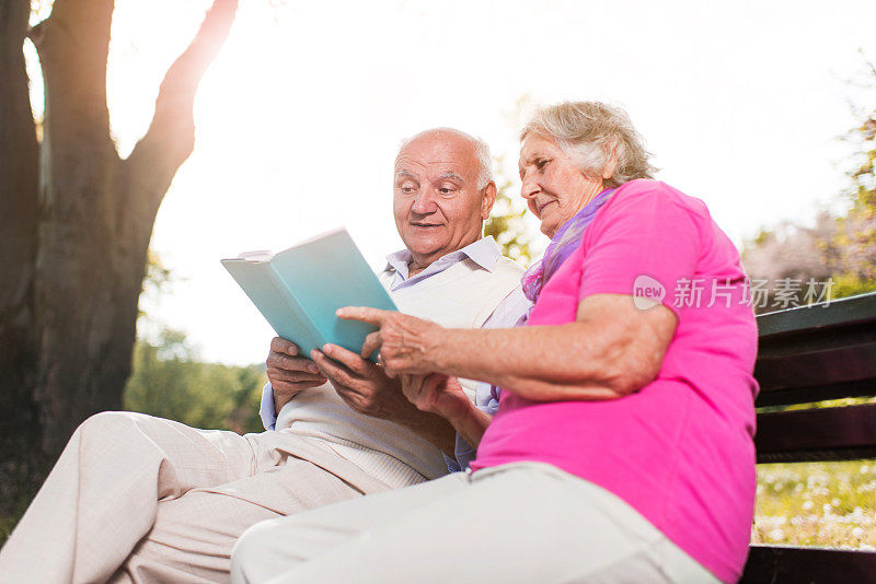 可爱的老年人喜欢在自然中读书。