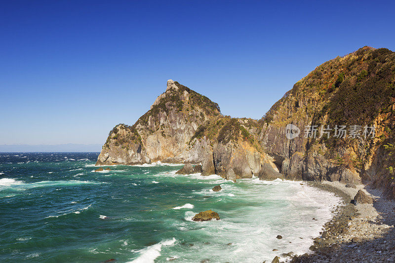 日本伊豆半岛的岩石海岸