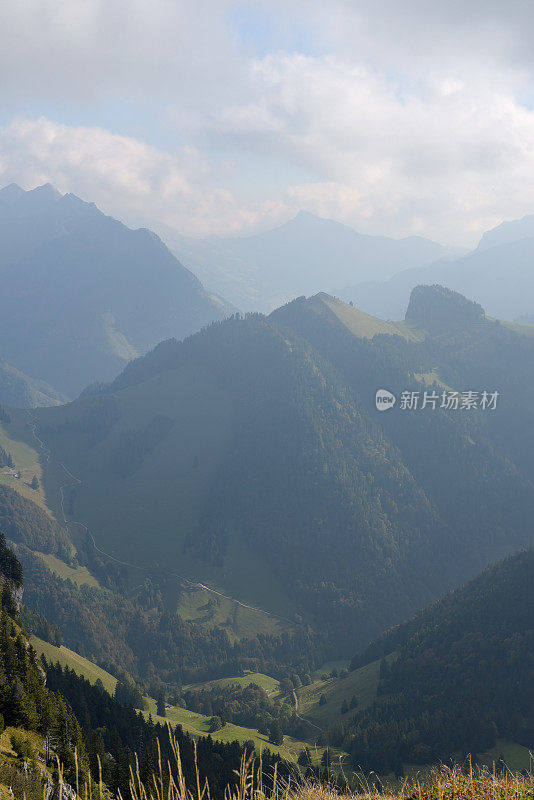 格鲁耶尔和阿尔卑斯山的风景