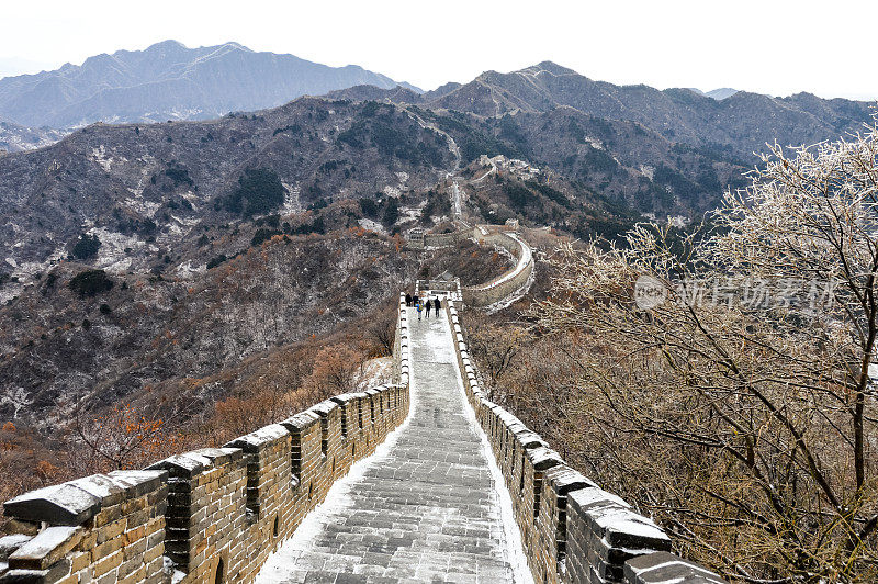 中国的长城覆盖着小雪