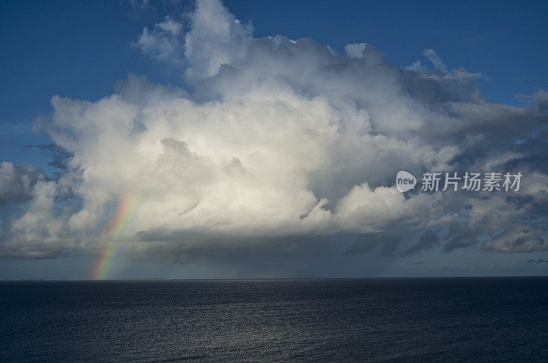 热带岛屿上的风暴云和彩虹
