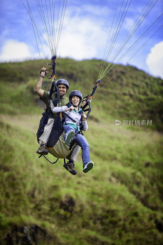 滑翔-年轻夫妇做串联滑翔伞