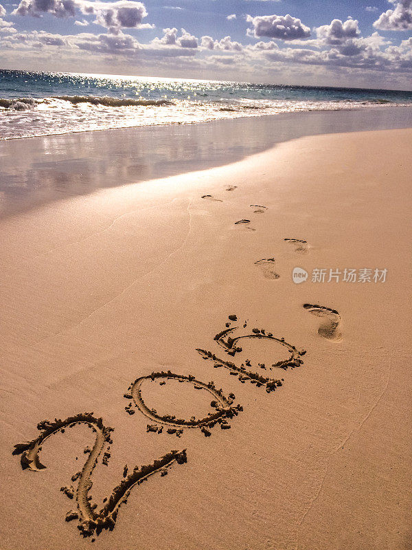 在海滩上庆祝新年