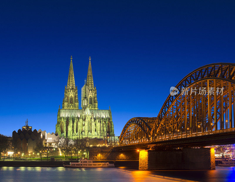 科隆大教堂和霍亨索伦桥的夜晚在德国