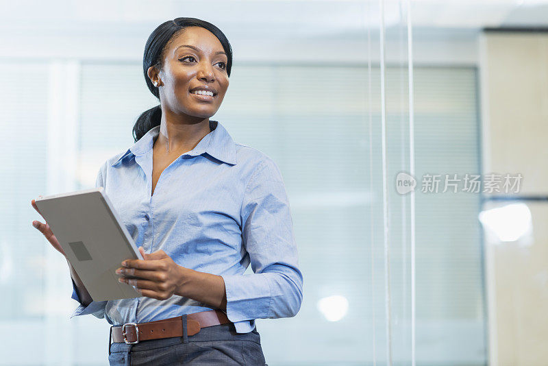 非裔美国女性在办公室拿着平板电脑