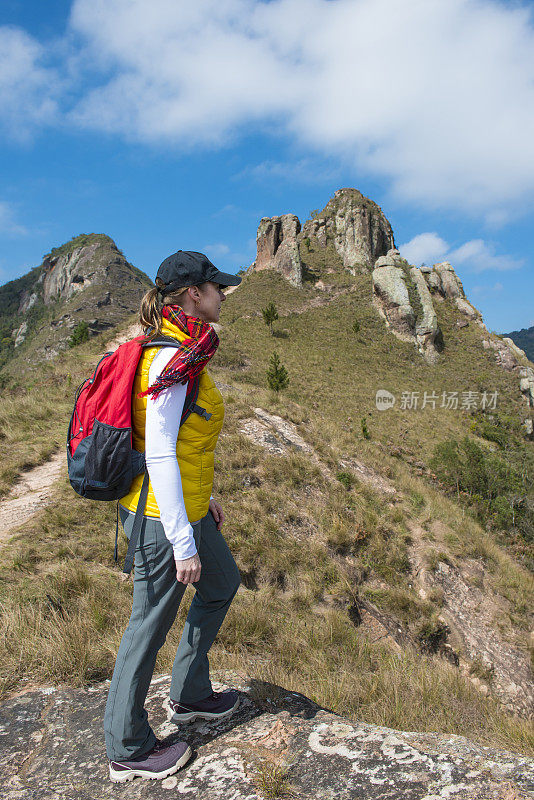 女人徒步旅行