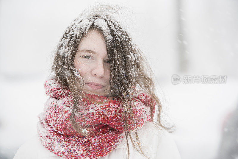 雪下的少女在街上