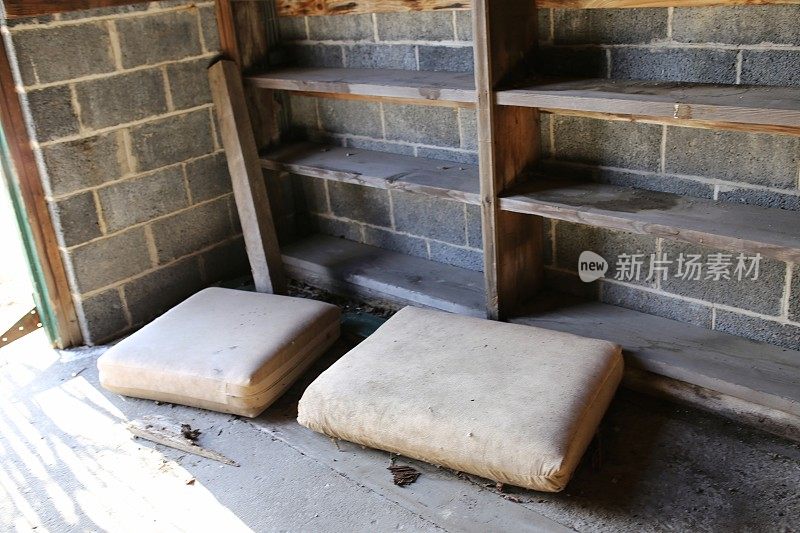 废弃的旧沙发靠垫家具在蹲仓库