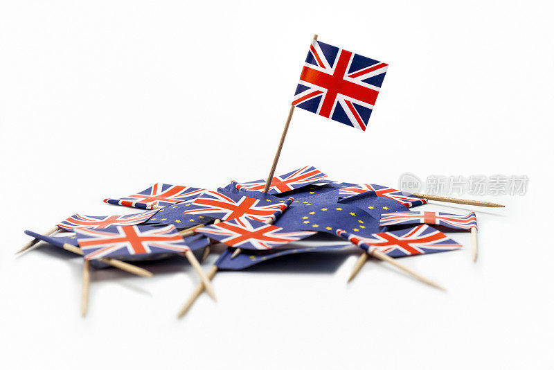 “脱欧”公投:英国国旗堆在欧盟、英国国旗上