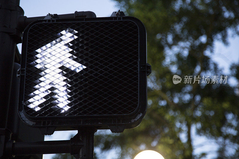 人行横道十字路口信号灯。