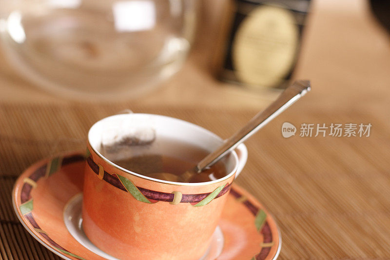 橙色中国杯的茶在角度