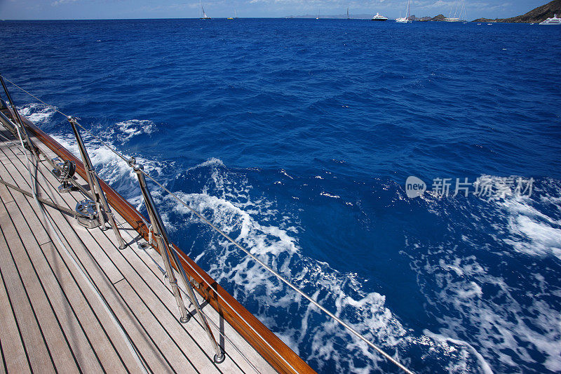 在蓝色的加勒比海水域上的一艘帆船的甲板。