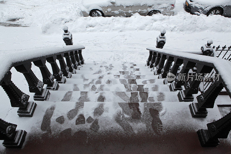 在冬天的暴风雪中，布鲁克林门廊上的脚印