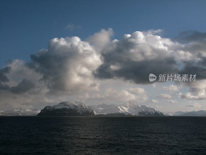 阿留申群岛和雪山