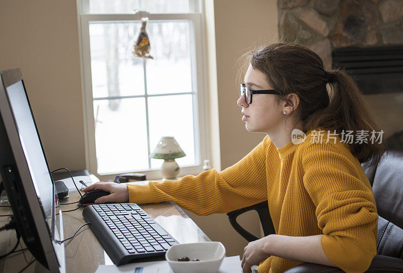 少女用台式电脑做作业
