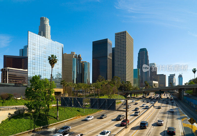 洛杉矶市区天际线和高速公路