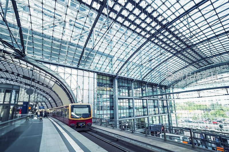 火车在一个现代化的车站-柏林