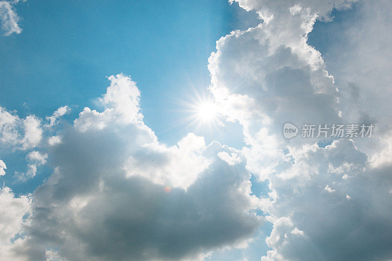 云景与蓬松的积云对抗蓝天和太阳
