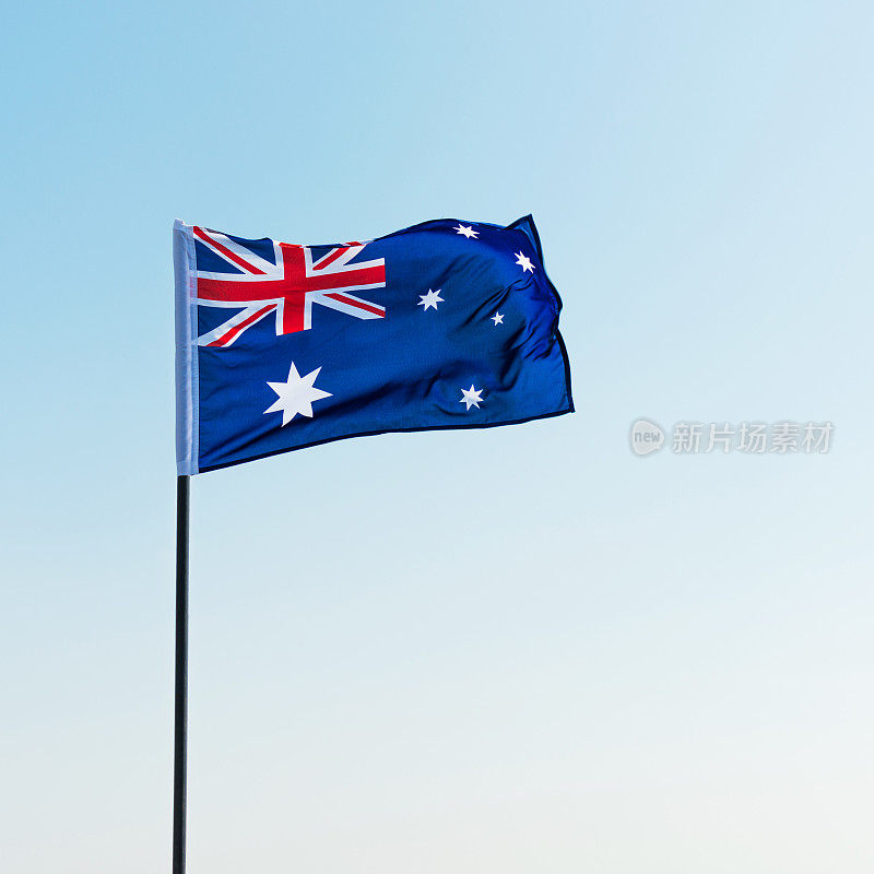 在蓝天下挥舞着澳大利亚国旗