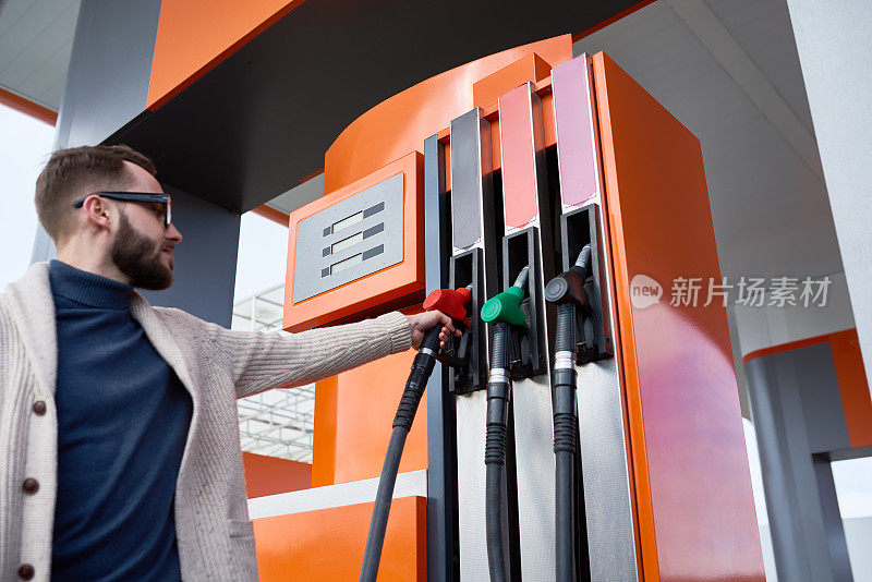 现代加油站使用燃油泵的用户