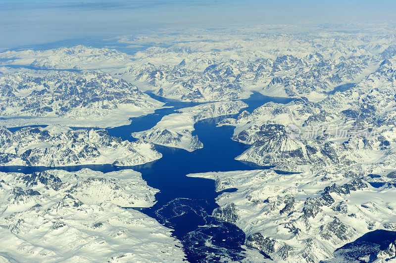 格陵兰岛水中倒影的航拍照片