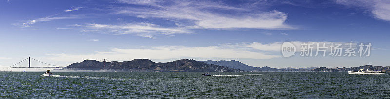 旧金山湾索萨利托金门大桥上的游船海洋全景